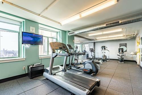 Spacious Condo With Great Sky Roof By Cozysuites