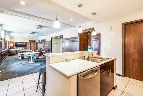 Spacious Condo With Great Sky Roof By Cozysuites