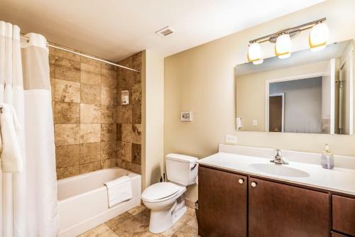 Spacious Condo With Great Sky Roof By Cozysuites