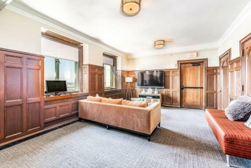 Spacious Condo With Great Sky Roof By Cozysuites