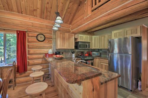 Scenic Riverfront Retreat With Hot Tub And Kayaks
