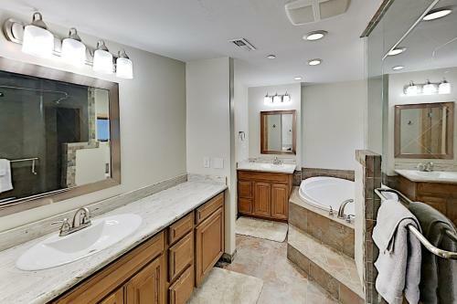 Immaculate Forest Home With Hot Tub - No Pets Home