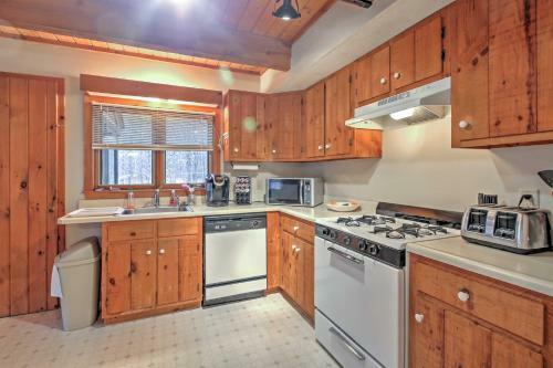 Spacious Bartlett Townhome Less Than 6 Mi To Attitash Mtn!