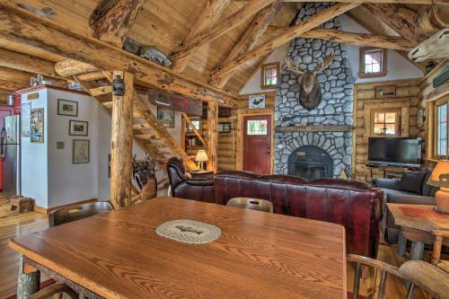 Waterfront Conway Lake Cabin With Deck And Fire Pit!