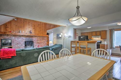 White Mtns Townhome With Pvt Deck And Pool Access