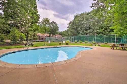 White Mtns Townhome With Pvt Deck And Pool Access