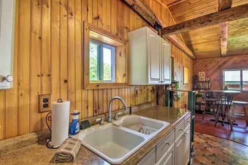 Cabin Retreat About 2 Mi To White Mountain Skiing