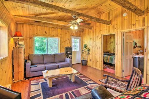 Cabin Retreat About 2 Mi To White Mountain Skiing
