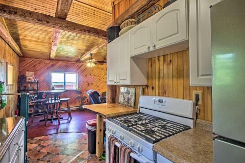 Cabin Retreat About 2 Mi To White Mountain Skiing