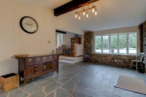 Great Location. Sleeps 10. Hot Tub. Updated