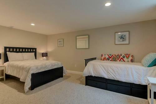 Great Location. Sleeps 10. Hot Tub. Updated