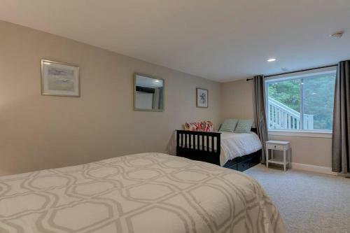 Great Location. Sleeps 10. Hot Tub. Updated