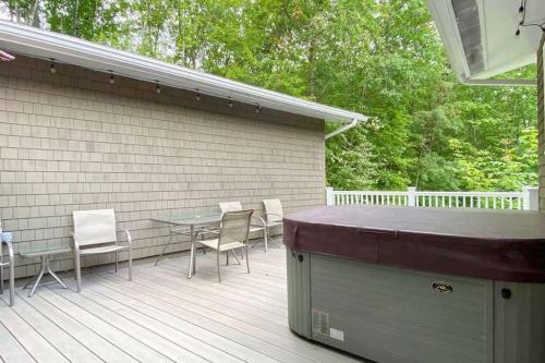 Great Location. Sleeps 10. Hot Tub. Updated