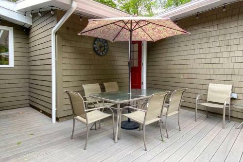 Great Location. Sleeps 10. Hot Tub. Updated