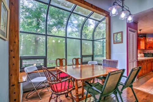 Rustic Intervale Hideaway With Deck And Wooded Views!