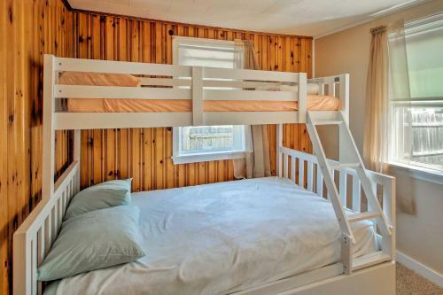 Hampton Cottage - Walk To Beaches And Marina!