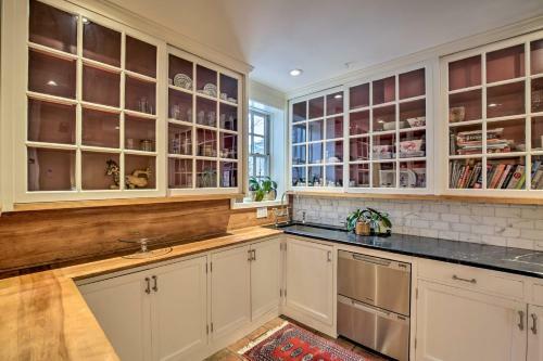 Grand Estate With Courtyard - 2 Mi To Downtown!