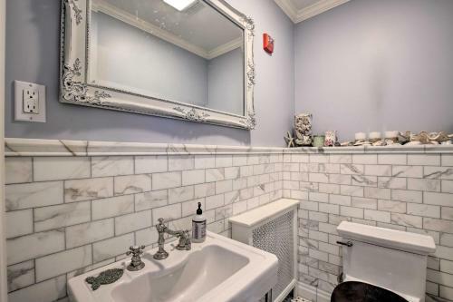 Grand Estate With Courtyard - 2 Mi To Downtown!