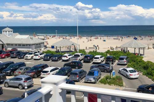 Ocean-view Apartment - Walk To Cafes And Beach!