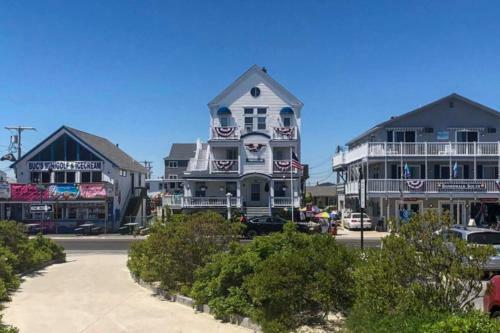 Ocean-view Apartment - Walk To Cafes And Beach!