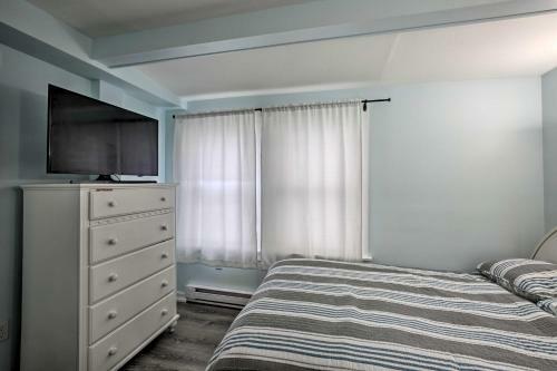 Ocean-view Apartment - Walk To Cafes And Beach!