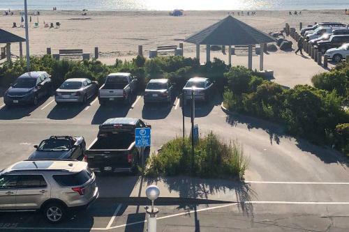 Ocean-view Apartment - Walk To Cafes And Beach!