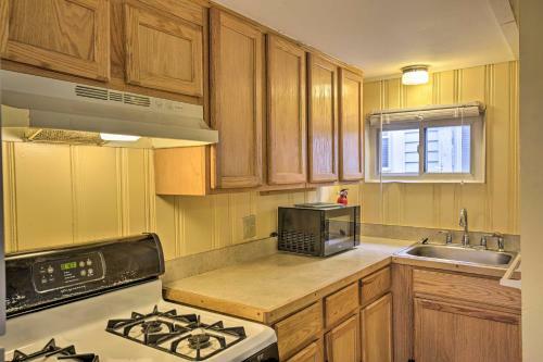 Apartamento Oceanside Retreat With Patio - Steps To Beach!