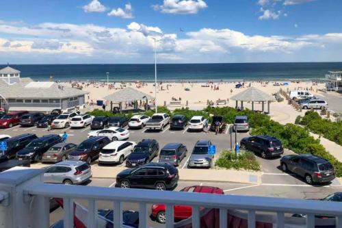 Apartment With Ocean Views Walk To Hampton Bch!