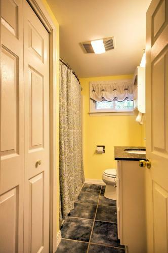 Breathtaking Newbury Cottage With Deck On Chalk Pond