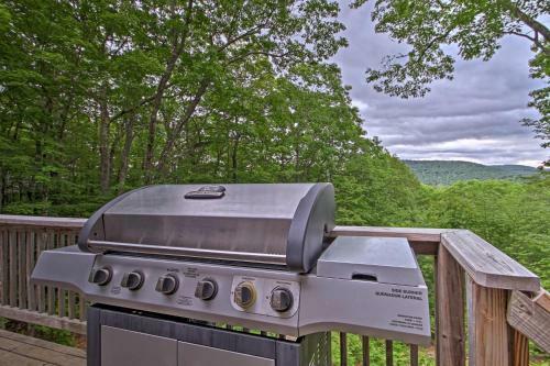 Conway Area Chalet With Mountain Views And Fire Pit!