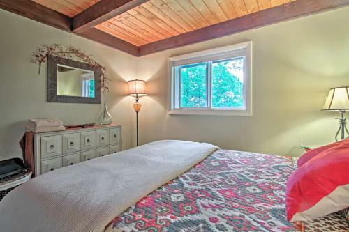 Conway Area Chalet With Mountain Views And Fire Pit!