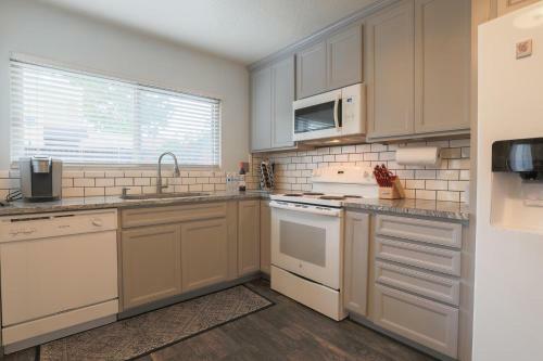 El Altos And The Plaza - 2 Homes 1 Property