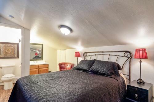 Redwood Commons B12