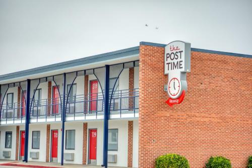 Hotel Post Time Inn