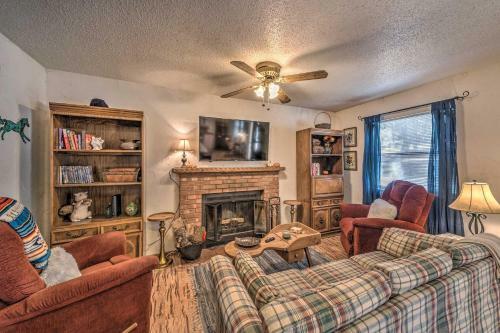 Charming Cloudcroft Cabin With Private Hot Tub!