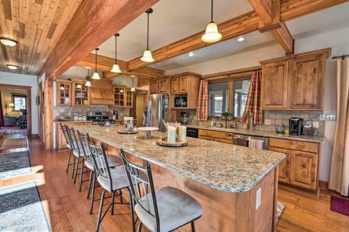 Grinning Bear Lodge With Deck, 5mi To Resort!