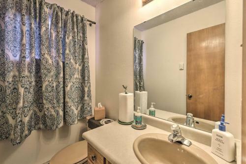 Red River Retreat In Town With Mtn Views And Yard