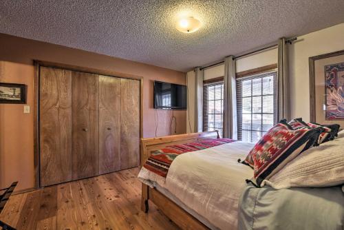 Red River Retreat In Town With Mtn Views And Yard