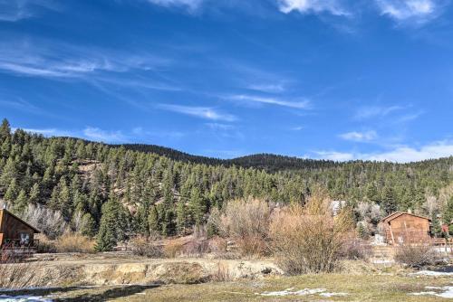 Red River Retreat In Town With Mtn Views And Yard