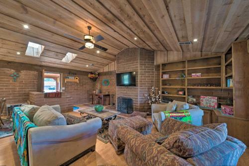Rustic Ranch Retreat - 16 Mi To Ski Apache!