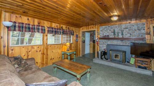 Whispering Pine Cabins-cabin Fever