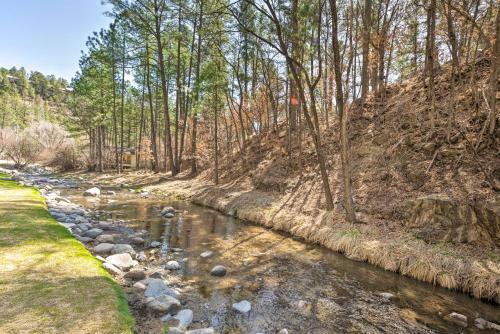 Apartamento Ruidoso Getaway With Deck - Walk To Downtown!