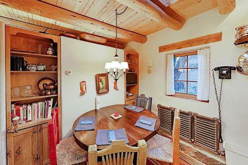 Delightful Home With Courtyard, Hot Tub & Fireplaces Home