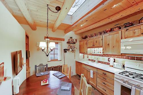 Delightful Home With Courtyard, Hot Tub & Fireplaces Home