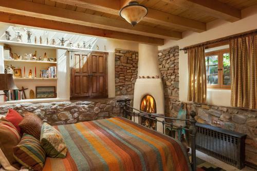 Delightful Home With Courtyard, Hot Tub & Fireplaces Home