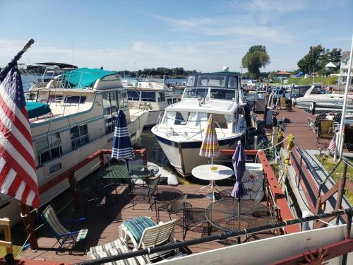 Hotel Hills Motel & Marina