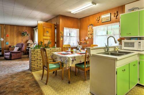 Bright Springer House With Patio And Orchard Views!