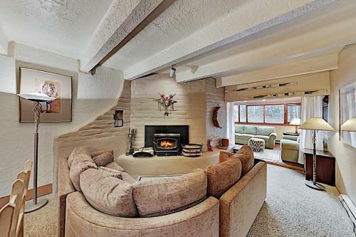 Apartamento Chic Forest-view Condo With Balcony - Near Slopes! Condo