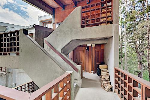 Apartamento Chic Forest-view Condo With Balcony - Near Slopes! Condo