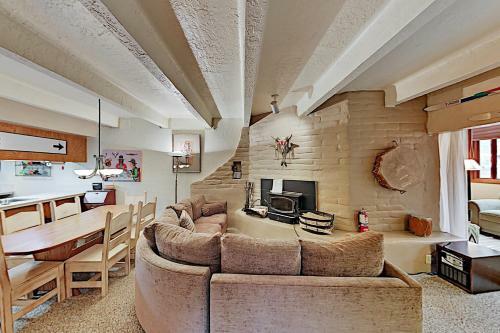 Apartamento Chic Forest-view Condo With Balcony - Near Slopes! Condo